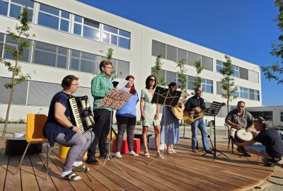 Pódium na školním dvoře a kapela složená z pedagogů