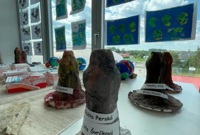 Vznik a vývoj Země: modely sopek, průřezy zeměkoule, samostatné práce a referáty na téma sopky a dinosauři, skupinová práce – historický vývoj Země a 3D model litosférických desek, projektová výuka 3. C, vedla J. Hubová