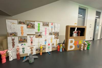 Projekt „B- divadlo“, loutky – maňásci, divadlo - karton, projekt spolupráce 1. B a 6. B, starší děti pomáhaly mladším s náročnější výtvarnou technikou kašírování, vedly Z. Macáková a D. Tejklová
