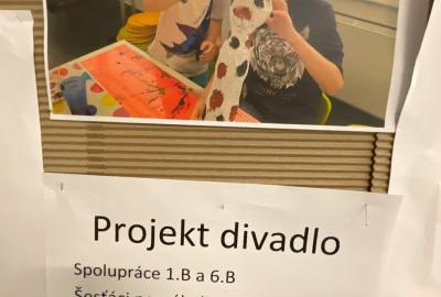 Projekt „B- divadlo“, loutky – maňásci, divadlo - karton, projekt spolupráce 1. B a 6. B, starší děti pomáhaly mladším s náročnější výtvarnou technikou kašírování, vedly Z. Macáková a D. Tejklová