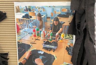 Tkaní na rámu a výroba vlastní textilie, 9. C, vedla M. Neubertová