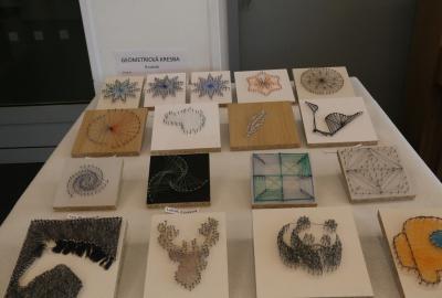 8. a 9.ročník Vv- String art, vrstvená kresba nití, volný námět