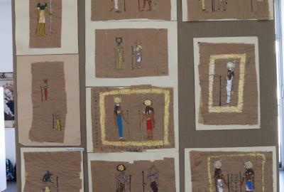 6.ročník Vv, "Malba na papyrus", imitace výroby papyru, studie kánonu zobrazování postavy ve starověkém Egyptě, lepící páska, pečící papír, akryl