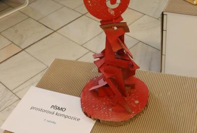 7.ročník Vv, "Písmo", prostorová kompozice, kapa deska, akrylátový sprej