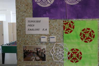 8. A Vv, "Tupování přes šablonu" kompozice, experimentace