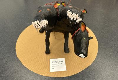 Kerberos-atribut Háda, starořeckého boha podsvětí, vytvořila L.Dykastová, 6.C, technika kašírování