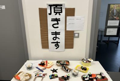 Asijská kuchyně, papírové sushi, 4.B a 5.A. Dobrou chuť japonsky, kreslil D.Jansa, 8.C