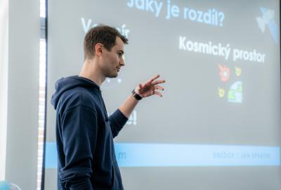 86. Přednáška  Družice - co, proč a jak dělají, Jan Spratek