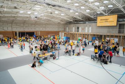 100. Vědecké náměstí ve sportovní hale
