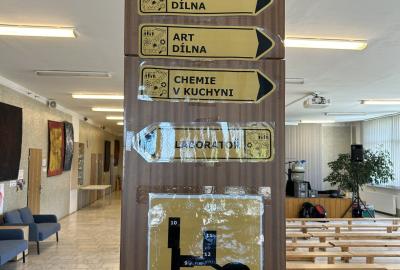 160. Rozcestník v aule školy