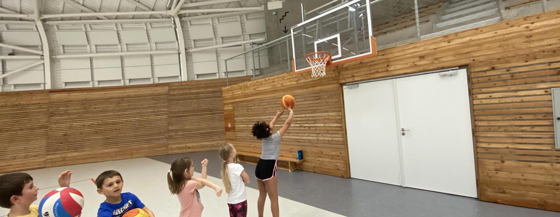 Tělocvik - basket a přeskok přes kozu