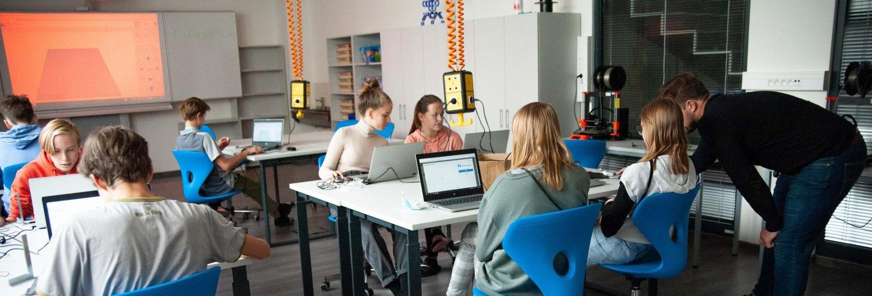 je otevřený inovacím a novým technologiím,