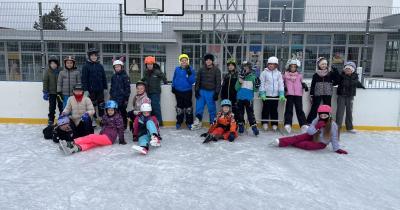 Bruslení na kluzišti u naší školy: Zábava i bezpečnost na prvním místě